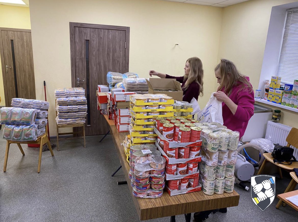 officialgobn's tweet photo. Продовжуємо процес фасовки індивідуальних продуктових наборів. Дякуєм нашим партнерам, дякуємо місцевим мешканцям за активну допомогу у різних організаційних питаннях. https://t.co/7gD5cAEb6U