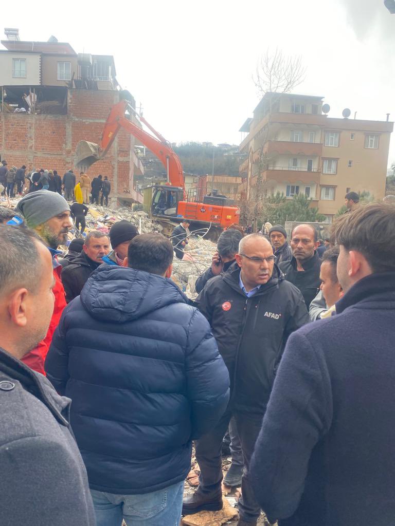 NigdeValiligi's tweet photo. Yaraları birlikte sarıyoruz 
Niğde İl Özel İdaremize ait 
9️⃣Eskavatör, 2️⃣Yükleyici, 
7️⃣Tır, 3️⃣ Vinç, 
2️⃣7️⃣Kamyon, 
4️⃣6️⃣Pick-up,
1️⃣2️⃣ Otobüs, 1️⃣Arazöz, 
2️⃣Kamp Trayler,
6️⃣Jeneratör ve 
2️⃣5️⃣3️⃣destek personeli ile deprem bölgesinde çalışmalarına devam ediyor.
Hep Birlikte Türkiye 🇹🇷 https://t.co/eHUMfwjv9R