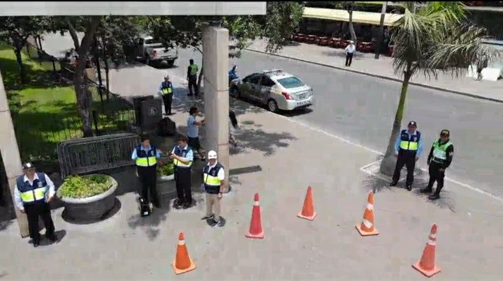 vecmiraflorinos's tweet photo. #Miraflores
#ZonaRestringida https://t.co/YNXRqj4WO4