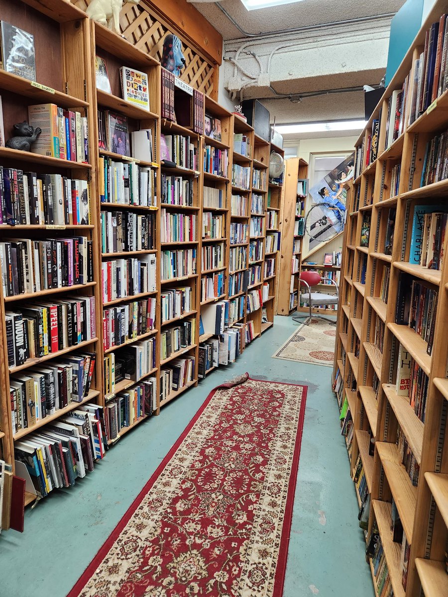 First time visiting Ophelia's Books in Fremont! Lovely bookstore and collection! 
#writerslift #WritingCommunity #AuthorsOfTwitter #indiebooks #Seattle