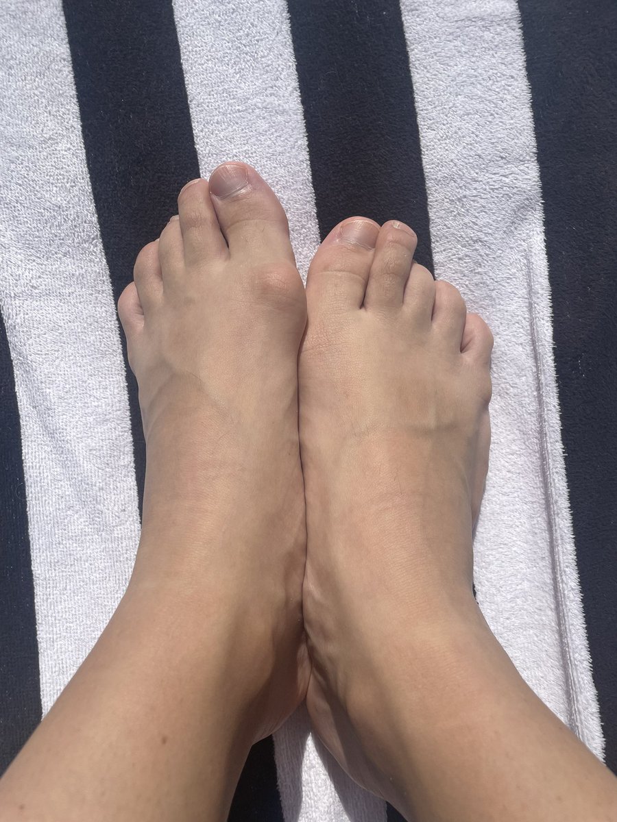SavvysFeet's tweet photo. Cute pool day 🦶🏻🦶🏻 #feet #toes #feetfinder #poolday #sunshine https://t.co/beFe7ppntq