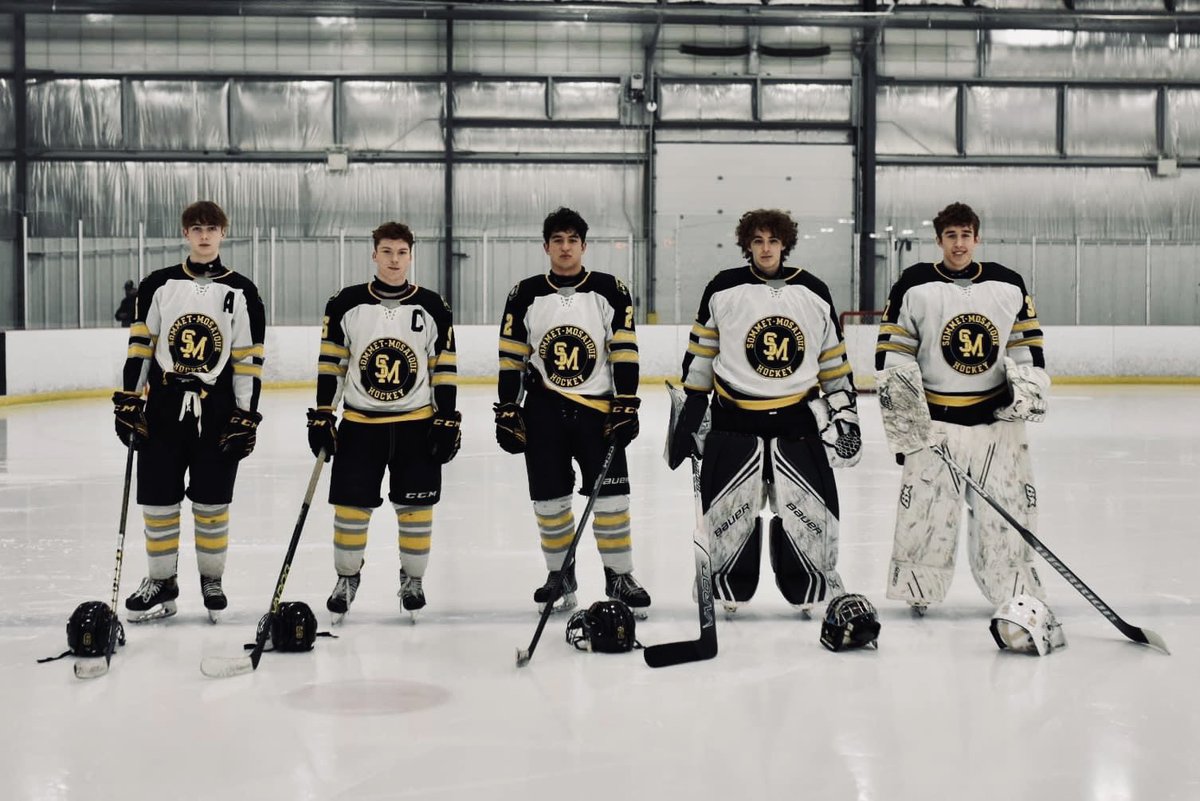 Sarcarruzzo's tweet photo. Soirée des finissants de l’équipe de hockey pour leur dernier match de ligue avant les playoffs. @Ecole_Mosaique @Cougars500 https://t.co/IQZMdwmNnt