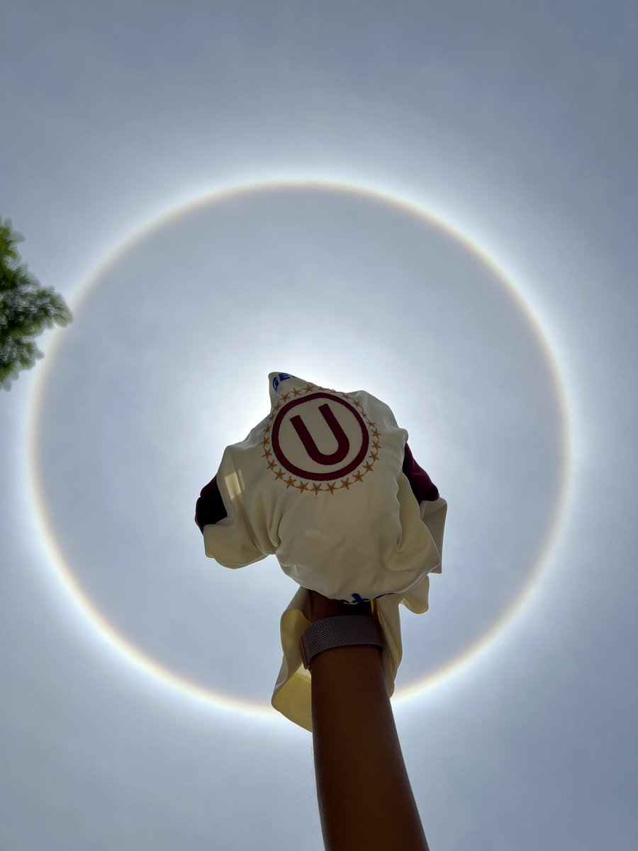 dj_fracaso's tweet photo. Halo solar en Lima. Maravilloso como la sagrada camiseta crema del mรกs grande @Universitario #YdaleU ๐ ๐
#UvsAl #Clasicoperuano #HaloSolar https://t.co/I9jXHEYpUC