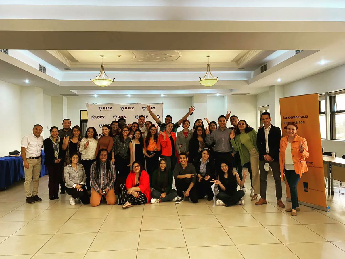 Miembros de <a href="/OIDHN_ONG/">OIDHN</a> haciendo incidencia en la Jornada de Construcción Democrática: Diferencias, Dialogo y Acuerdos del El <a href="/NIMDHonduras/">NIMD Honduras</a>
🇭🇳 Espacio qur tiene el objetivo de desarrollar espacios de diálogo y consenso con actores multidisciplinarios ⚖