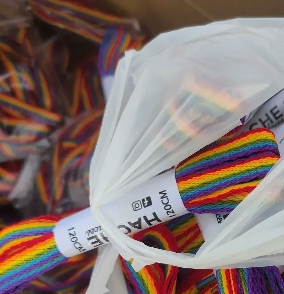 AytoParla's tweet photo. 🏳️🌈 Y como hoy es el Día Internacional contra la #LGTBIfobia en el Deporte, hemos querido conmemorarlo con la entrega de cordones arcoíris y la lectura de un manifiesto con @laplumaparla #WeRunParla https://t.co/IM6BDISwYR