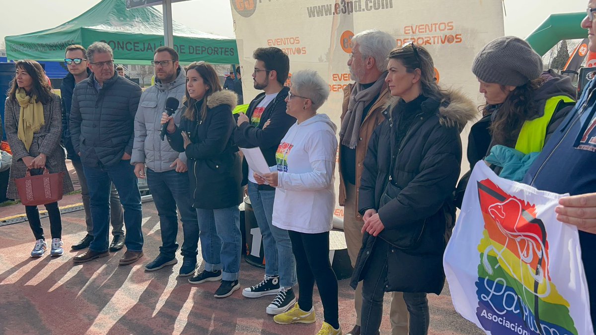 AytoParla's tweet photo. 🏳️🌈 Y como hoy es el Día Internacional contra la #LGTBIfobia en el Deporte, hemos querido conmemorarlo con la entrega de cordones arcoíris y la lectura de un manifiesto con @laplumaparla #WeRunParla https://t.co/IM6BDISwYR