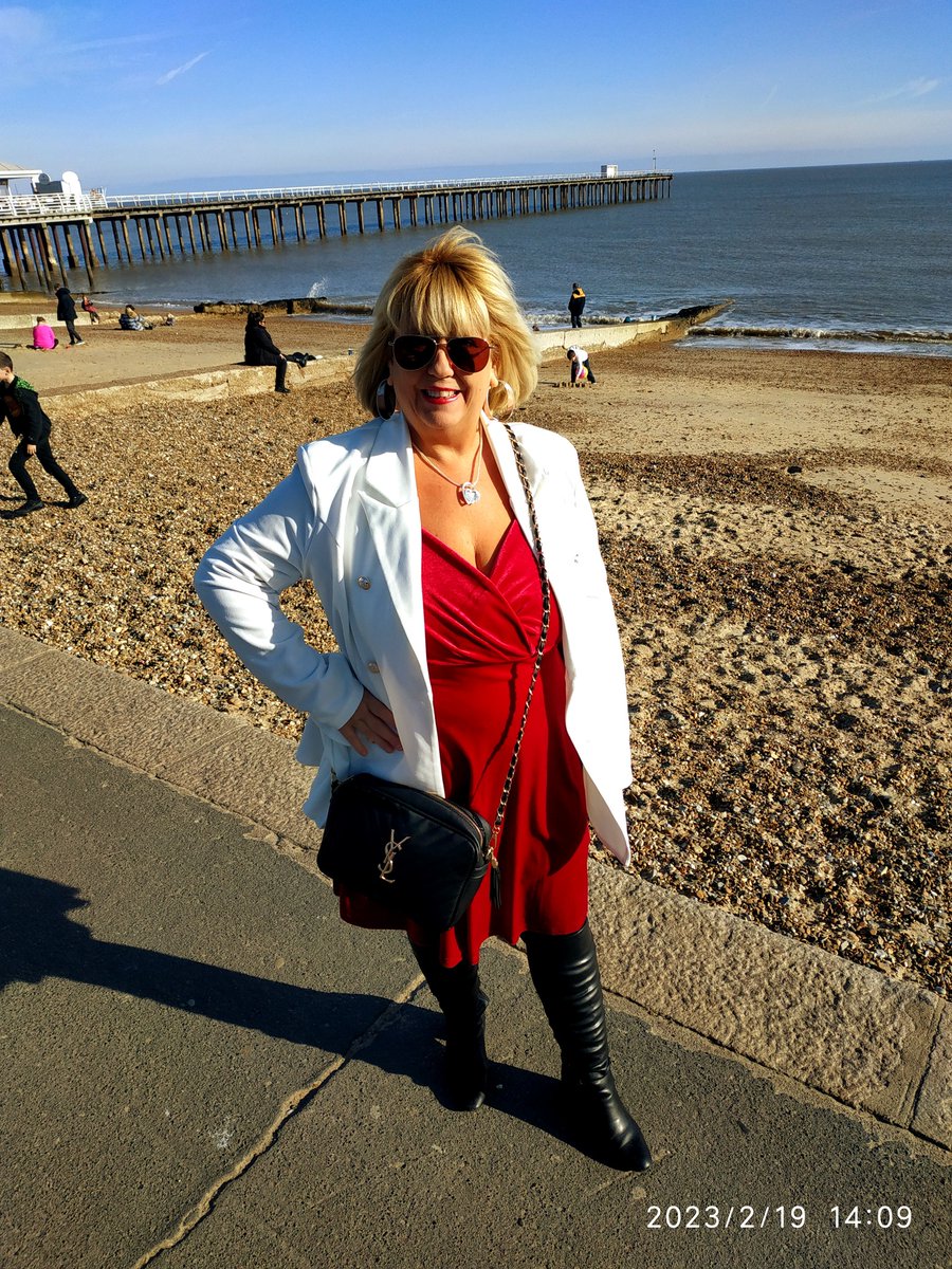 dawnbunn6's tweet photo. HEY GUYS ,,HAD A LOVELY WEEKEND WENT TO CASINO ON SATURDAY AND TO FELIXSTOW ON SUNDAY WAS LOVELY AND SUNNY LOADS OF PEOPLE OUT ,,,,HAVE A LOVELY EVENING XX https://t.co/csJJZGT0MY