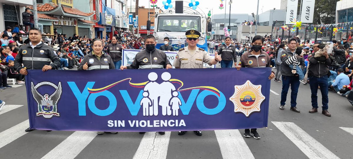 PoliciaEcuador's tweet photo. JUNTO A LA COMUNIDAD
Nuestra unidad #Devif participó del desfile de las "Flores y Frutas" en Ambato #Tungurahua, se entregó trípticos de la campaña #YoVivoSinViolencia.
#TrabajamosPorTuSeguridad
#PorUnFeriadoSeguro https://t.co/464Y51nJWp