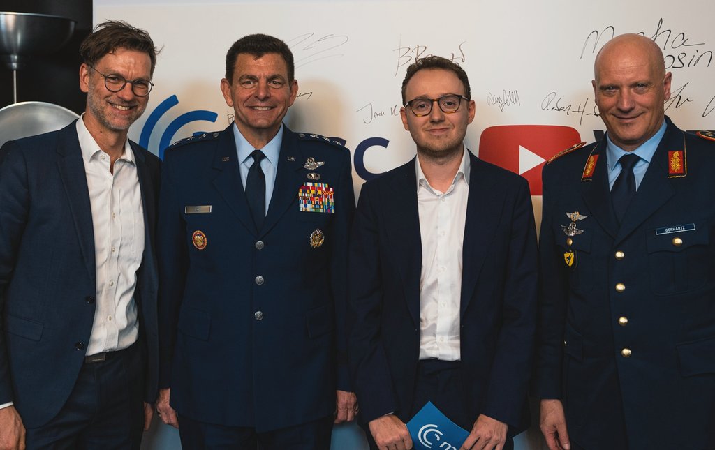 At @MunSecConf we spoke with Lieutenant General Michael Loh and Lieutenant Ingo Gerhartz

We discussed trans-atlantic collaboration and if the issues with China could drive Europe and the US apart

Videos out this week across the TLDR Network

#MSC2023 #MSCYouTubeStudio