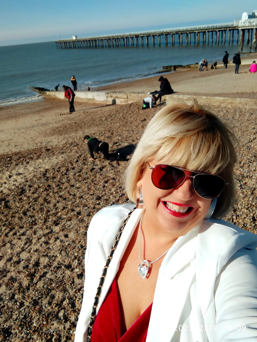 dawnbunn6's tweet photo. HEY GUYS ,,HAD A LOVELY WEEKEND WENT TO CASINO ON SATURDAY AND TO FELIXSTOW ON SUNDAY WAS LOVELY AND SUNNY LOADS OF PEOPLE OUT ,,,,HAVE A LOVELY EVENING XX https://t.co/csJJZGT0MY