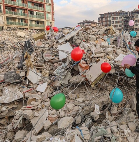 Mutluluğu simgeleyen balonların gün gelip acıyı simgeleceği hiç aklıma gelmezdi.

#6subat2023 
#deprem