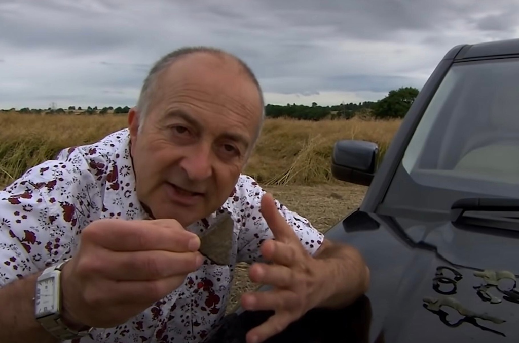 thetimeteam's tweet image. A GEO-PHYS JACKPOT!
It's a Time Team classics kind of Sunday.
The team are intrigued by metal detecting finds and pottery, which suggest they're on the site of a high status Anglo Saxon burial ground. 

EPISODE BELOW:
youtu.be/Olmq4KOXaMA

#timeteam #tonyrobinson #philharding