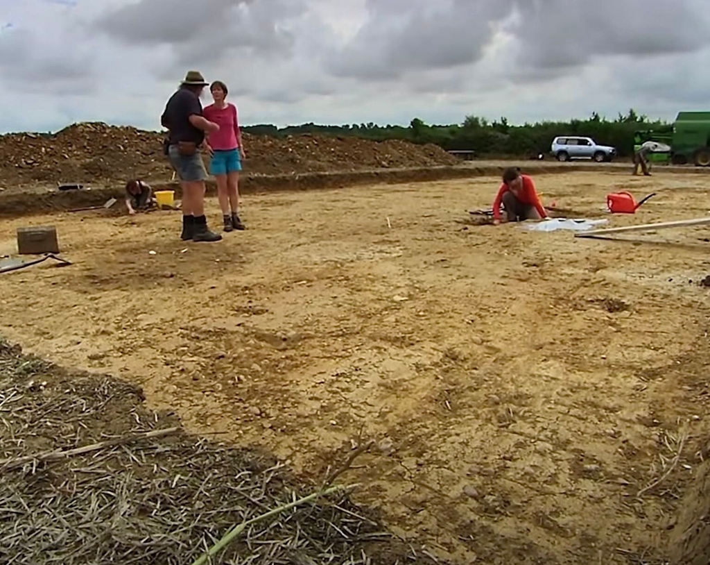 thetimeteam's tweet image. A GEO-PHYS JACKPOT!
It's a Time Team classics kind of Sunday.
The team are intrigued by metal detecting finds and pottery, which suggest they're on the site of a high status Anglo Saxon burial ground. 

EPISODE BELOW:
youtu.be/Olmq4KOXaMA

#timeteam #tonyrobinson #philharding