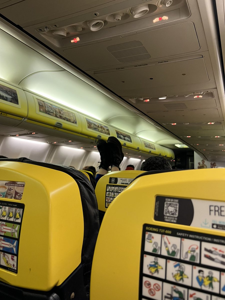 Lolavrendon's tweet photo. Luego dicen que los asientos no son ni cómodos ni grandes… @Ryanair_ES https://t.co/SWprvsiJ9v