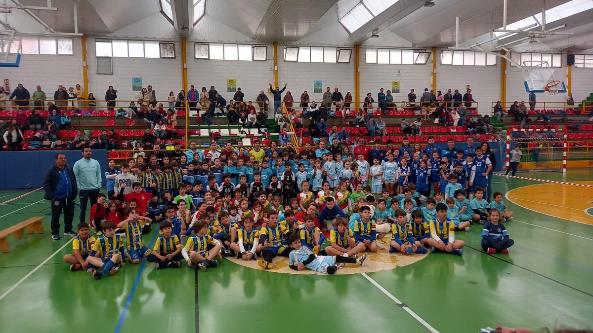 CTACordobesa's tweet photo. 2 jornada Benjamín-prebenjamin disputada en cabra, contamos con la presencia de nuestro delegado @josemolinabaena, darle la enhorabuena al @BalonmanoCabra por la organización y a todos los equipos participantes, seguimos promocionando el balonmano @FAndaluzaBM @Sebastian090578 https://t.co/FlI8XriobX