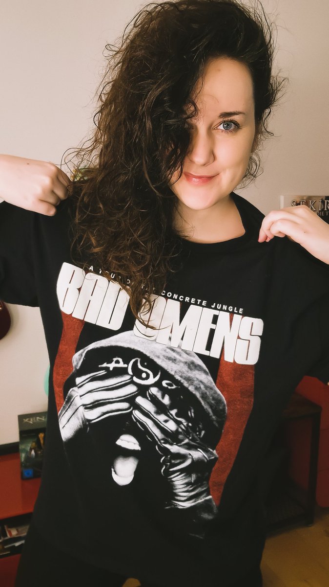 Lena_Mara_'s tweet photo. Hallo nur zur Info: Mein Name ist Lena und ich habe den coolsten Band-Merch der Welt. Schönen Restsonntag euch. 🤘🏻 https://t.co/ERRpJaN9Qh