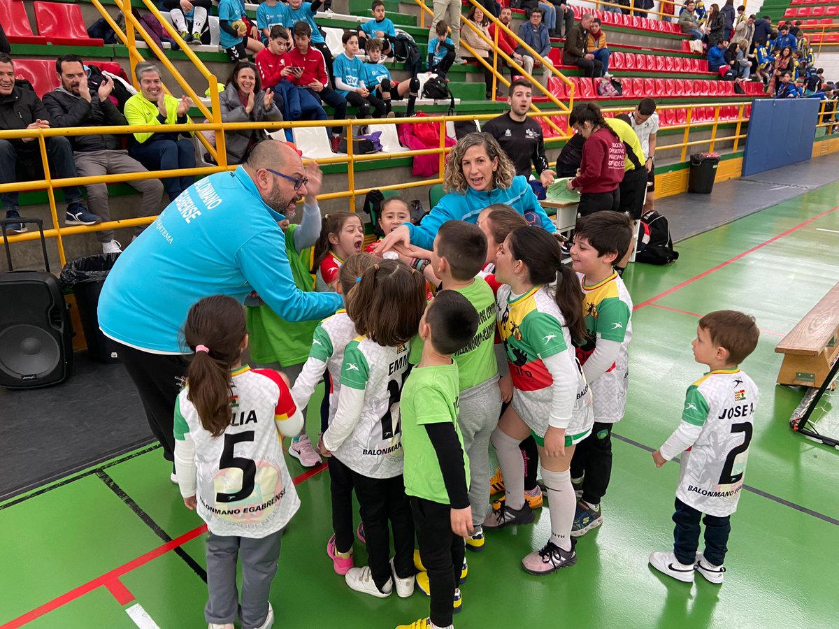 CTACordobesa's tweet photo. 2 jornada Benjamín-prebenjamin disputada en cabra, contamos con la presencia de nuestro delegado @josemolinabaena, darle la enhorabuena al @BalonmanoCabra por la organización y a todos los equipos participantes, seguimos promocionando el balonmano @FAndaluzaBM @Sebastian090578 https://t.co/FlI8XriobX