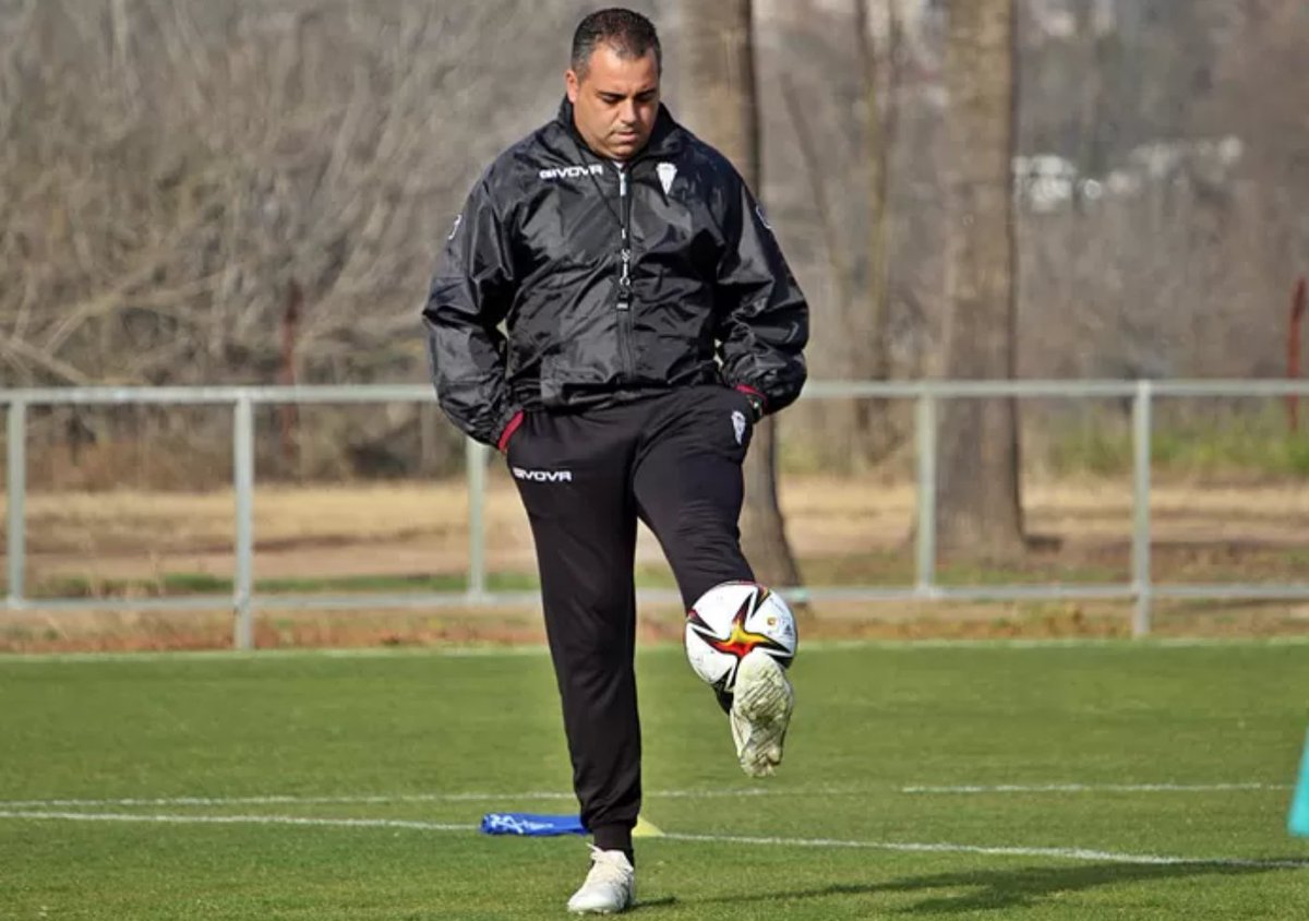 Raul_LM_CDB's tweet photo. Precisamente en este momento @germancrespo10 llega a los 68 partidos oficiales y supera a una leyenda como Marcel Domingo, para convertirse en uno de los diez entrenadores con más partidos en la historia del @CordobaCF_ofi. Pase lo que pase ahora, ya será uno de los grandes. https://t.co/YLf2JvxFeF