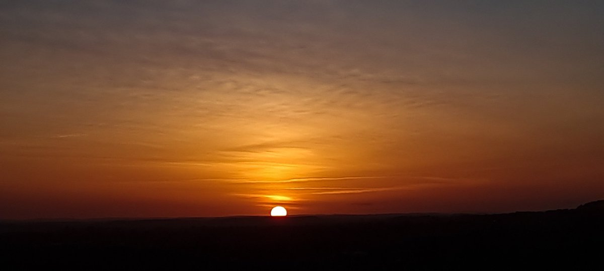 MetJayy's tweet image. It was an absolutely beautiful evening with a crazy summer type sun as it set over the horizon 😍📸
-
@metoffice @PhotographyWx @BBCSouthWeather @AlexisGreenTV @ThePhotoHour @StormHour #loveukweather #ominouscloud #stormcloud @TejinderITV