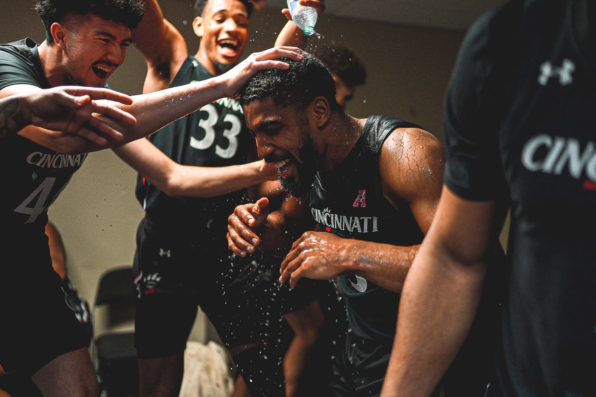 GoBearcatsMBB's tweet photo. WHAT A SCENE! 🥹

#Bearcats | #TheMovement https://t.co/hTuqoxw4Xl