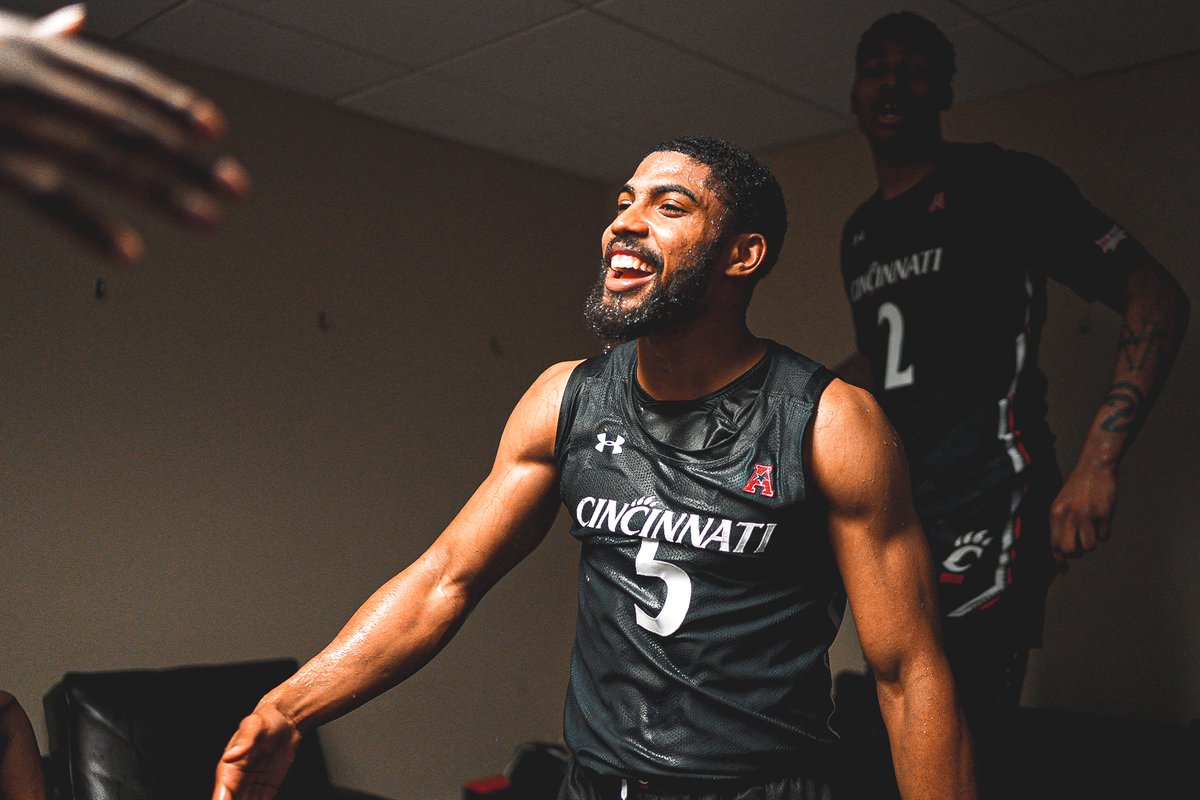 WHAT A SCENE! 🥹

#Bearcats | #TheMovement