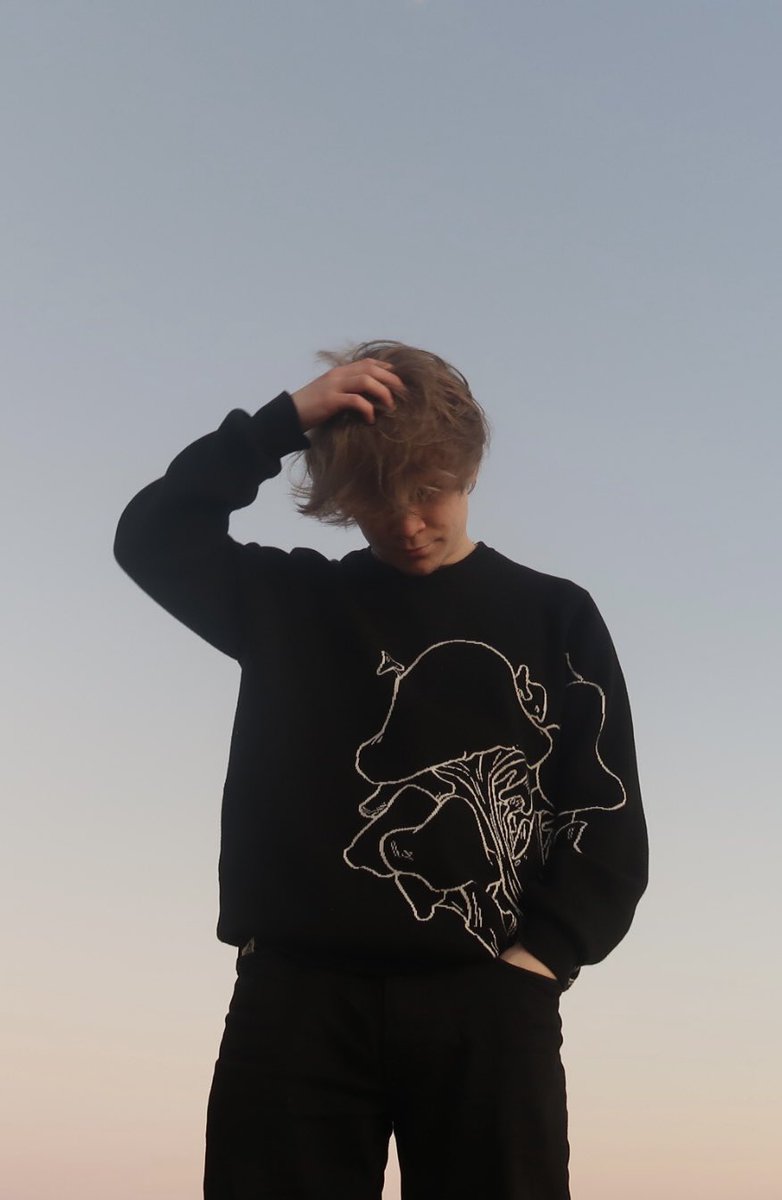 would you pay £99 for this knitted sweater?

good thing it’s only £49.99 (out in 9 days!!)🤭