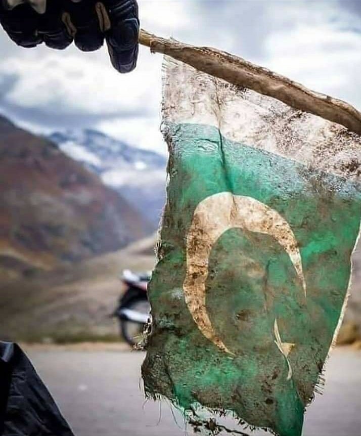 I ask all Pakistanis to respect their flag and not throw it down. #Pakistan_GiftOfALLAH🤲 #PakistanZindabad ❤️