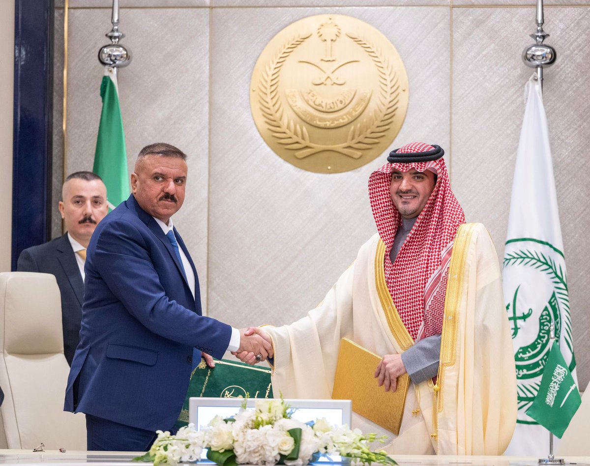 AbdulazizSNA's tweet photo. بتوجيهات القيادة -حفظهم الله- عقدت اليوم مع أخي معالي وزير الداخلية بجمهورية العراق الشقيقة الفريق أول ركن عبد الأمير كامل الشمري، جلسة مباحثات تناولنا فيها تعزيز التعاون الأمني في إطار العلاقات التاريخية والراسخة بين بلدينا،، وتم التوقيع على مذكرة تفاهم للتعاون الأمني،،، https://t.co/ZeoJ5gNWtS