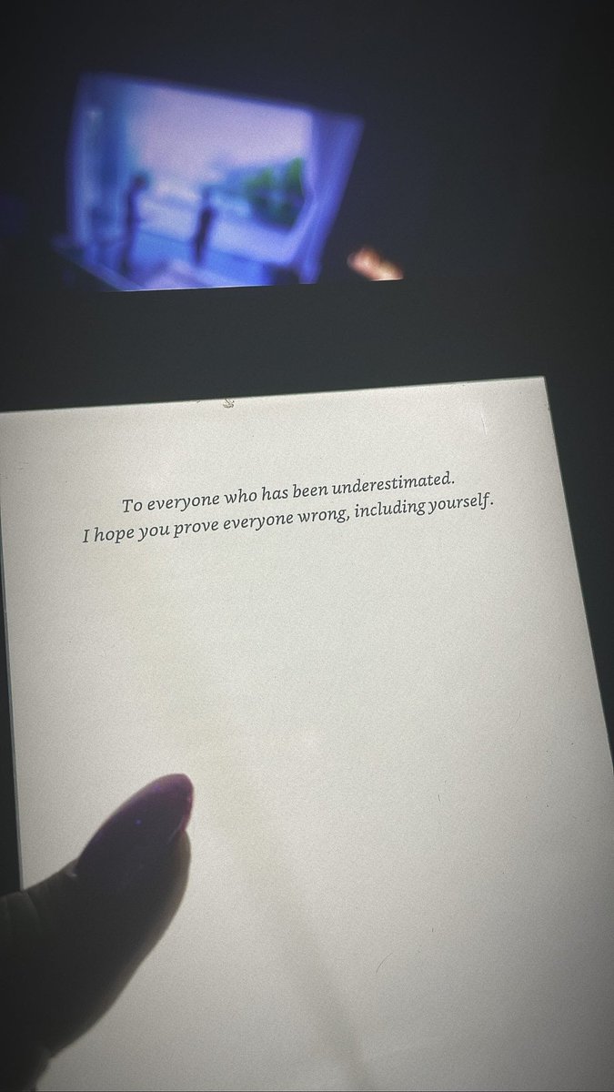 L A U R A 🌍 tweet media