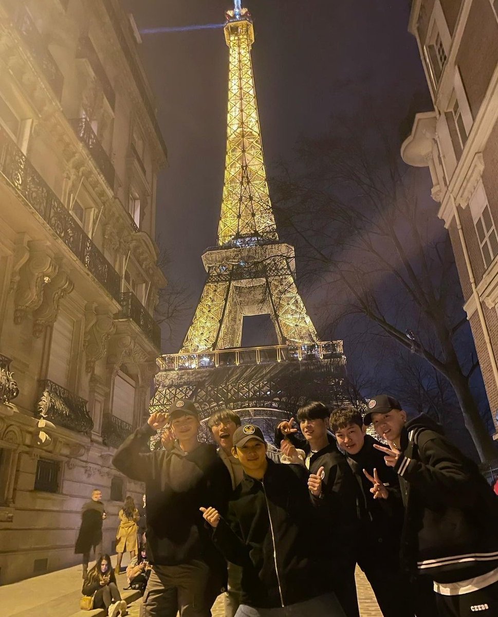 Changseoblovesu's tweet photo. oui oui baguette https://t.co/cm8tQOZRvY
