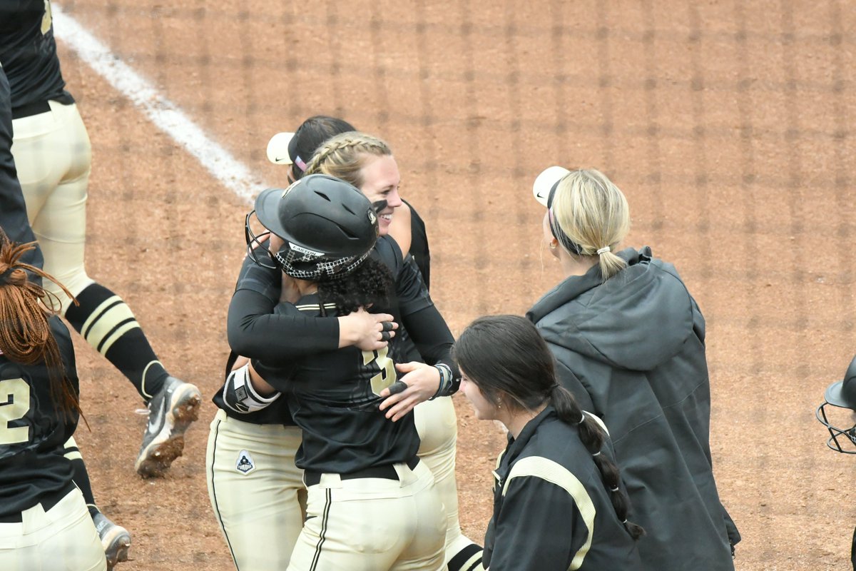 PurdueSoftball's tweet photo. From one homer to another. 

@annalonchar 🤝 @JonesTyrina https://t.co/fgCf0ZEiGb