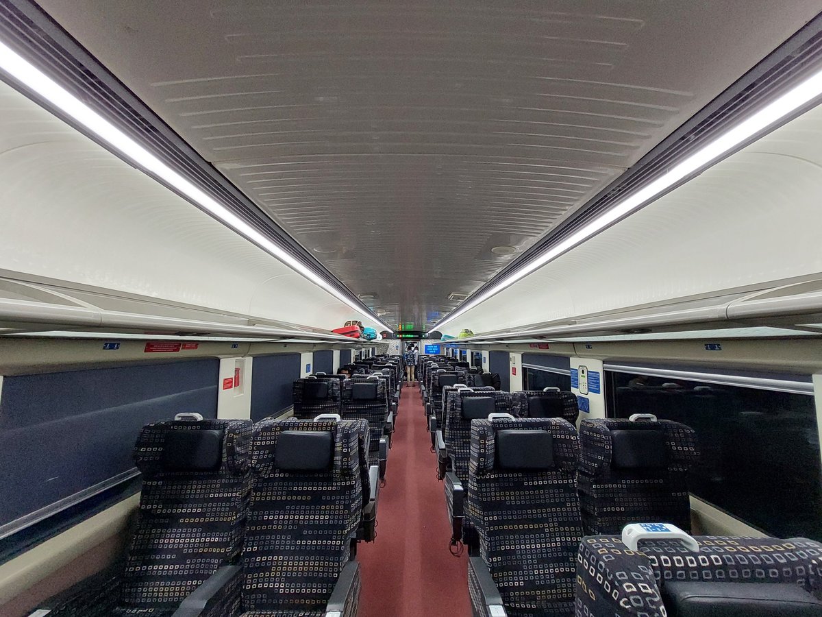 i_m_pushkar5's tweet photo. Had a good travel Experience in 22226 Solapur - Mumbai CSMT Vande Bharat Express. #IndianRailways #VandeBharatExpress
@RailMinIndia 
@DrmSolapur 
@Central_Railway 
@drmmumbaicr 
@IRCTCofficial https://t.co/HjjqxKKpq8