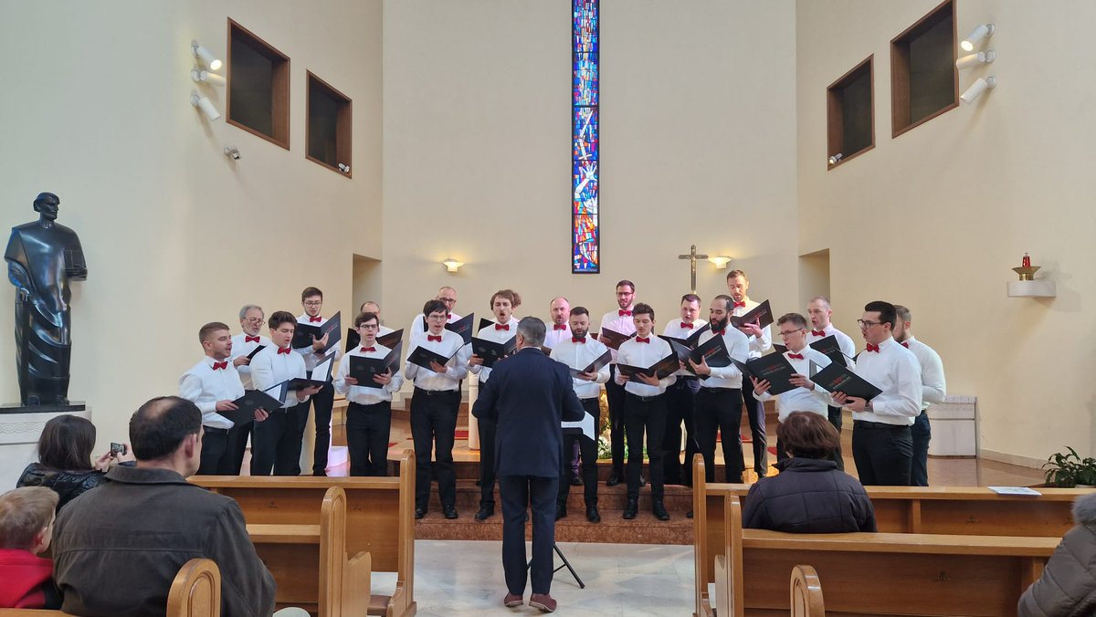 AKMUZFER's tweet photo. ⛪️ U nedjelju 19. 2. 2023., održali smo svoj prvi nastup u ovoj kalendarskoj godini. Gostovali smo u Župi sv. Pavla u Zagrebu - Retkovec.
🙏 Srdačno nas je pozdravio vlč. Vinko Tomić župnik, a mi smo liturgijskim pjevanjem pratili sv. Misu te nakon toga održali kraći koncert https://t.co/PCm3TmBoLe