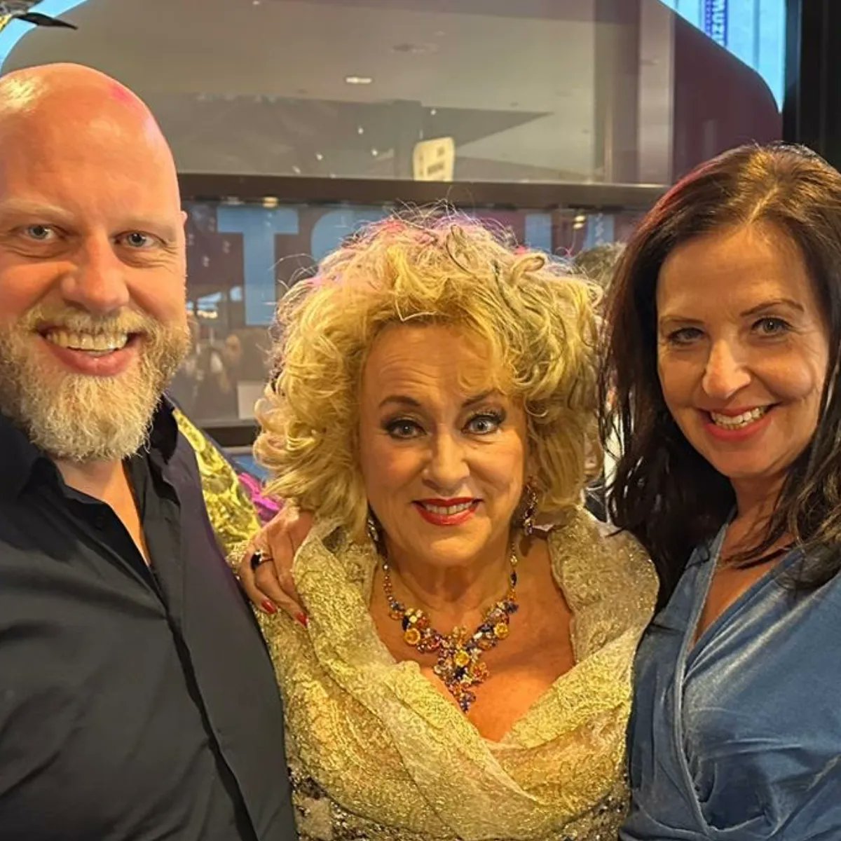 Gezellige voorstelling '40 jaar de allermooiste liedjes' van Karin Bloemen &amp; Metropole Orkest bijgewoond. Gesigneerd exemplaar van het boek: 'Met vlag &amp; wimpers' meegenomen.