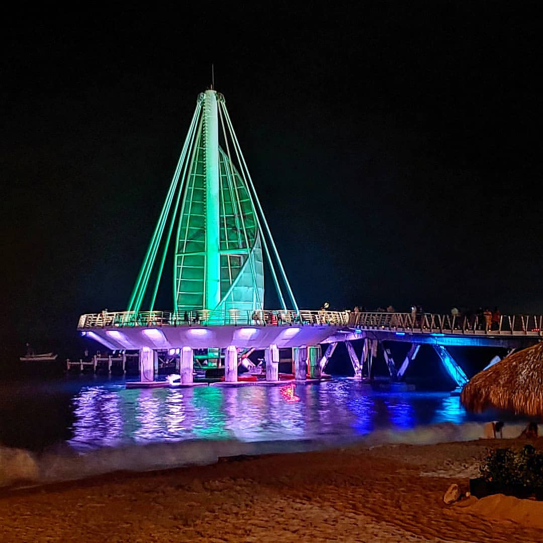 ClementeCH's tweet photo. Puerto Vallarta es el destino de playa más chido de todo 🇲🇽. Chequen el dato. En el primer puente vacacional de este año, Vallarta fue el principal destino turístico de México logrando una ocupación hotelera del 82.7% lo que representó la llegada de 2,842 millones de pesos. https://t.co/VHf9U1oMji