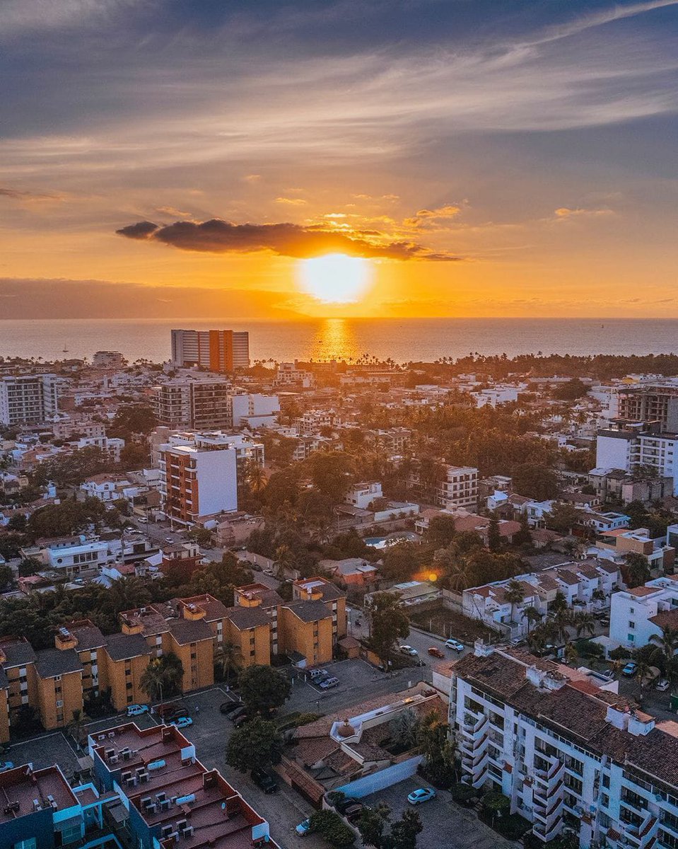 ClementeCH's tweet photo. Puerto Vallarta es el destino de playa más chido de todo 🇲🇽. Chequen el dato. En el primer puente vacacional de este año, Vallarta fue el principal destino turístico de México logrando una ocupación hotelera del 82.7% lo que representó la llegada de 2,842 millones de pesos. https://t.co/VHf9U1oMji