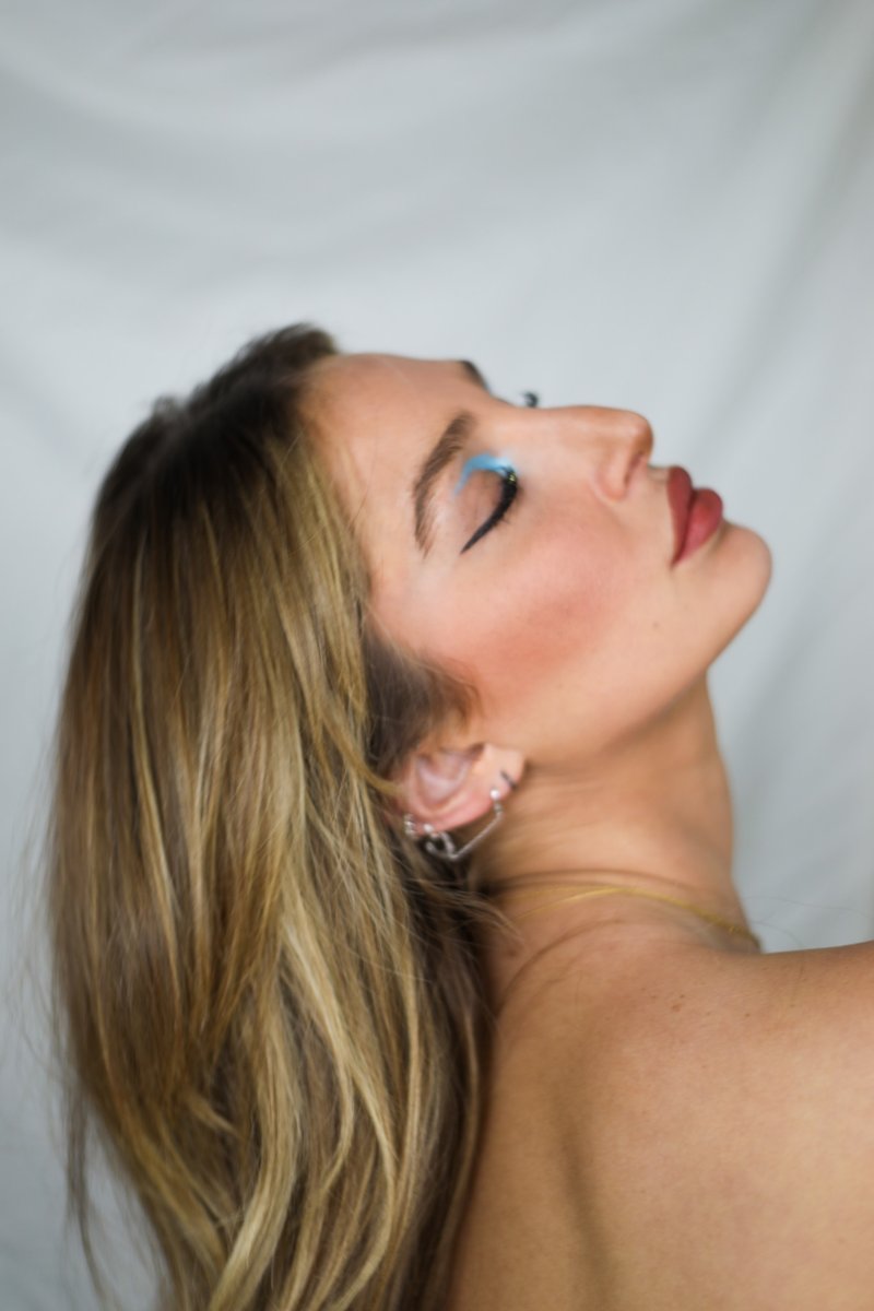 viewsfromvenice's tweet photo. Blame Clemmie Laidlaw for why I'm posting so many of these shots from the photoshoot with her 😍 

#photography #portrait #photoshootinspo https://t.co/CxnlM6XpUw