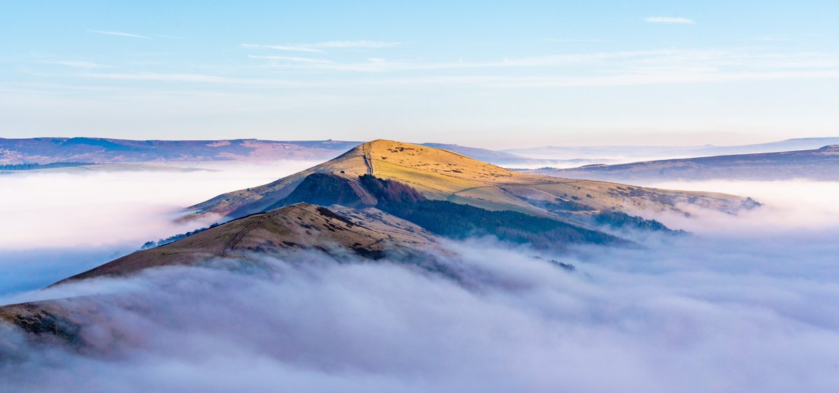 First time up Mam Tor earlier this week and I get to see a wonderful cloud inversion #your_peakdistrict #mamtor #cloudinversion #derbyshire #derbyshirelife #derbyshirelive #sonya7riii #peakdistrict