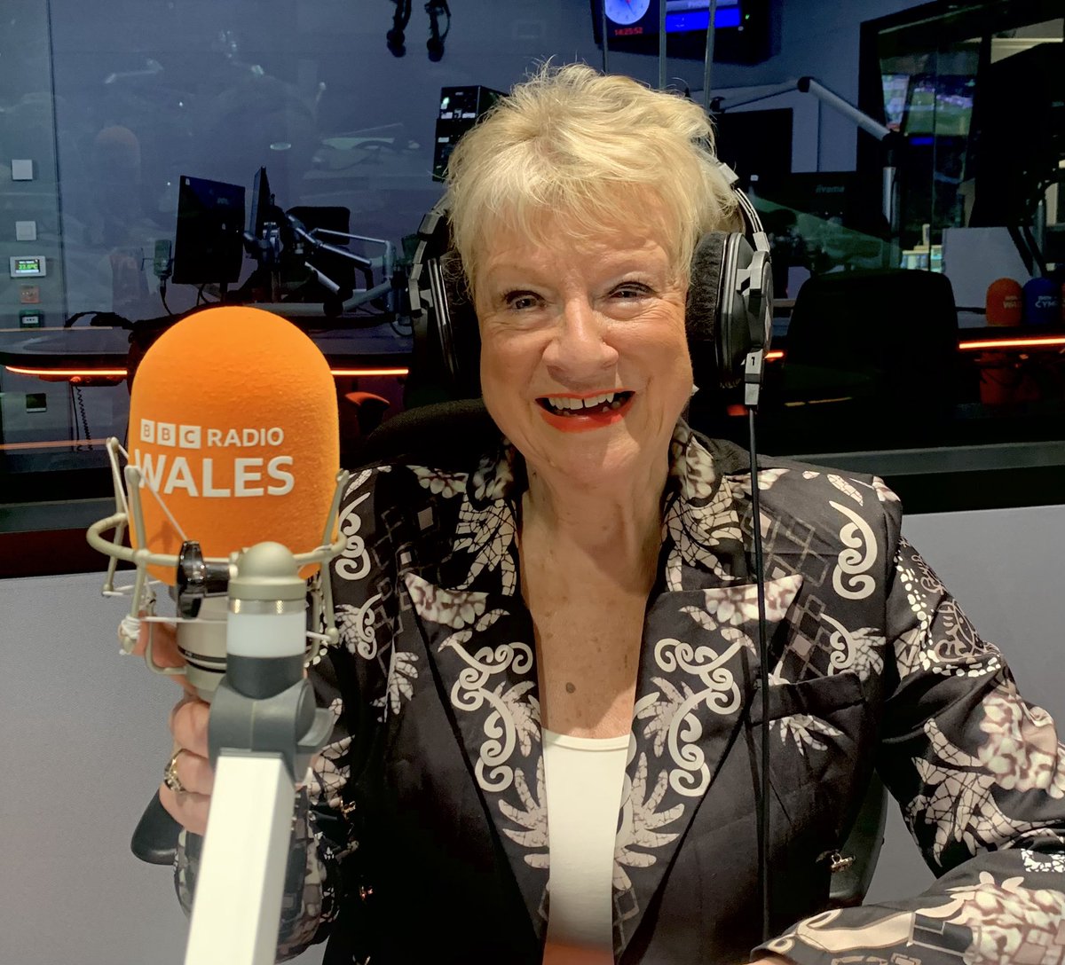 BBCRadioWales's tweet image. ⭐️ It’s a starry night with Beverley Humphreys MBE🏅 

⭐️ Great singers @leemeadofficial 
#Ella #DorisDay #PaulRobeson 

⭐️  Classical gems #MarioLanza 💎 choirs @Treorchymalech1 

⭐️ Hollywood and Broadway hits 🎭 

💃🏼  ON AIR AT 10 
#BringYourDreams
#BeverleyUtd 🏴󠁧󠁢󠁷󠁬󠁳󠁿 🇺🇦