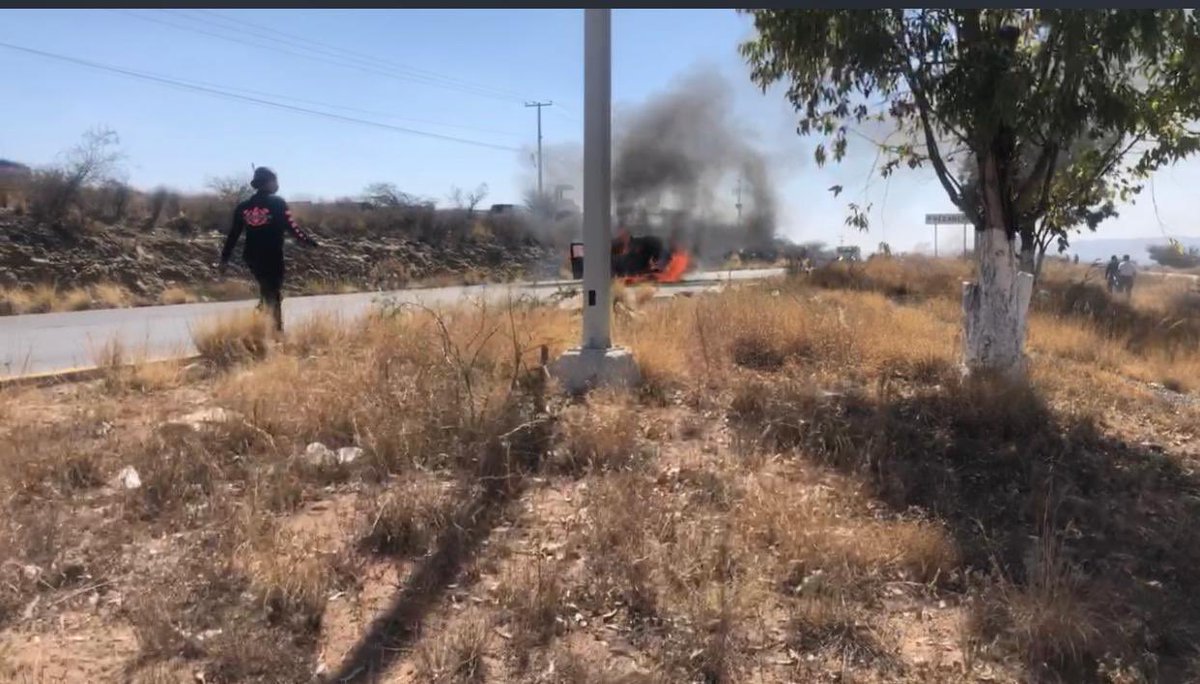 🔴 ÚLTIMA HORA 🔴 Se reportan bloqueos en la vialidad que conduce a la comunidad de Plateros. #Zacatecas