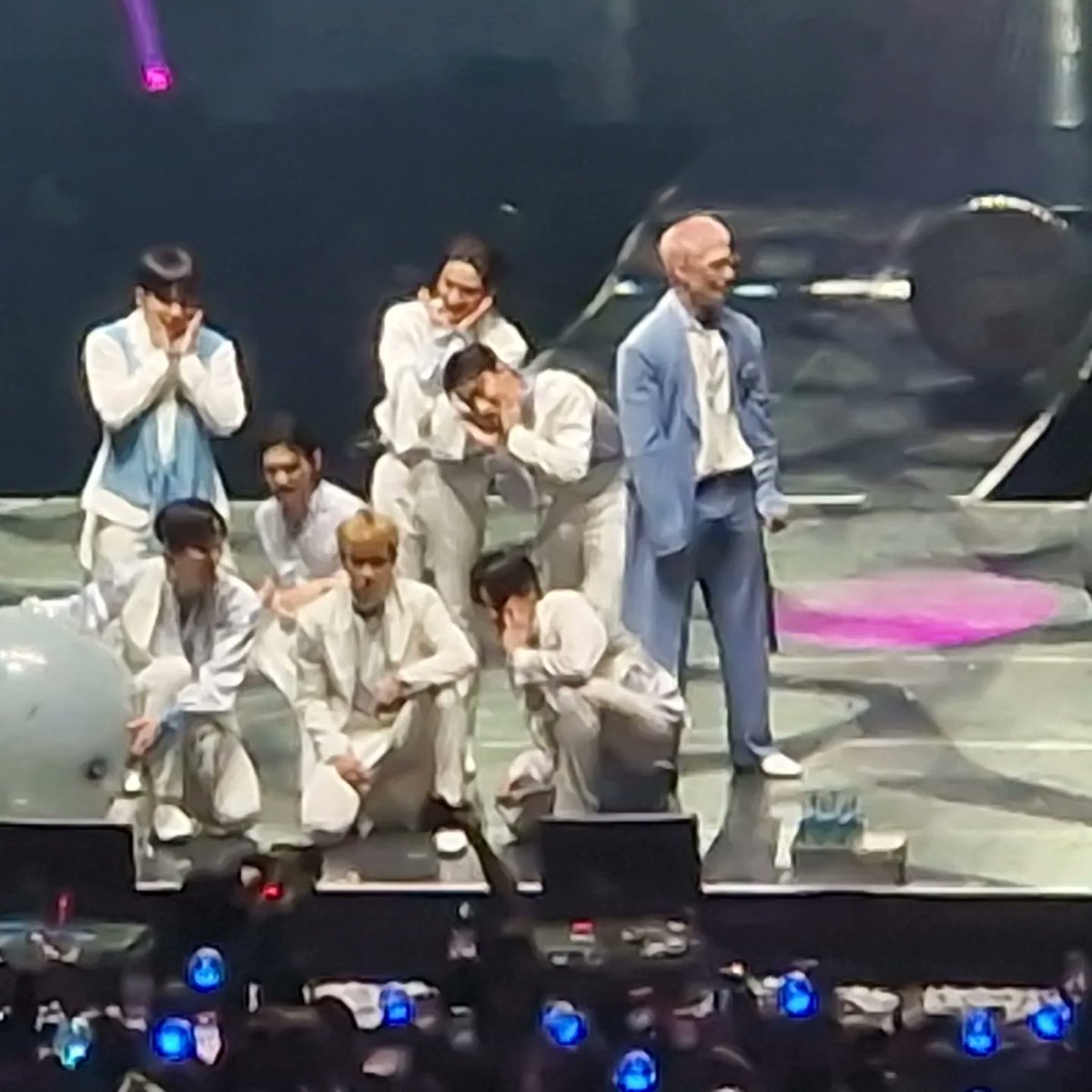 Caro0996's tweet photo. Tout premier concert de k-pop !!! L'ambiance était géniale  #ATEEZinBrussels https://t.co/g5DKkv4Xst