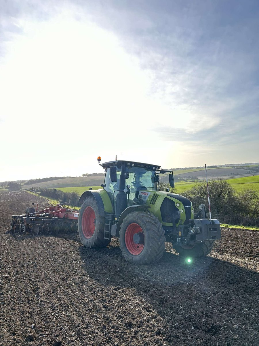 MJTosdevineLTD's tweet photo. Busy preparing ground this weekend for spring drilling next week 🌱 #claas https://t.co/acqwt9TuUo