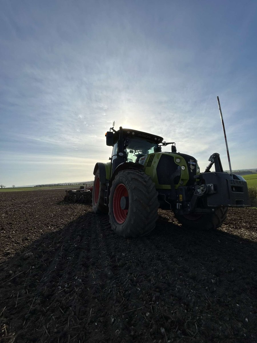 MJTosdevineLTD's tweet photo. Busy preparing ground this weekend for spring drilling next week 🌱 #claas https://t.co/acqwt9TuUo