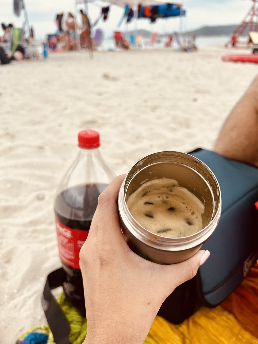 Sofiakelzer's tweet photo. Los dos moods de los argentinos en la playa 🇦🇷 https://t.co/mufhMqJVkg