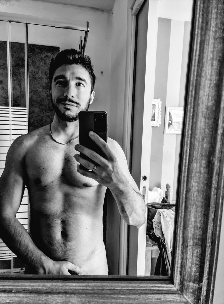 Chi altro gira sempre nudo per casa? 😝