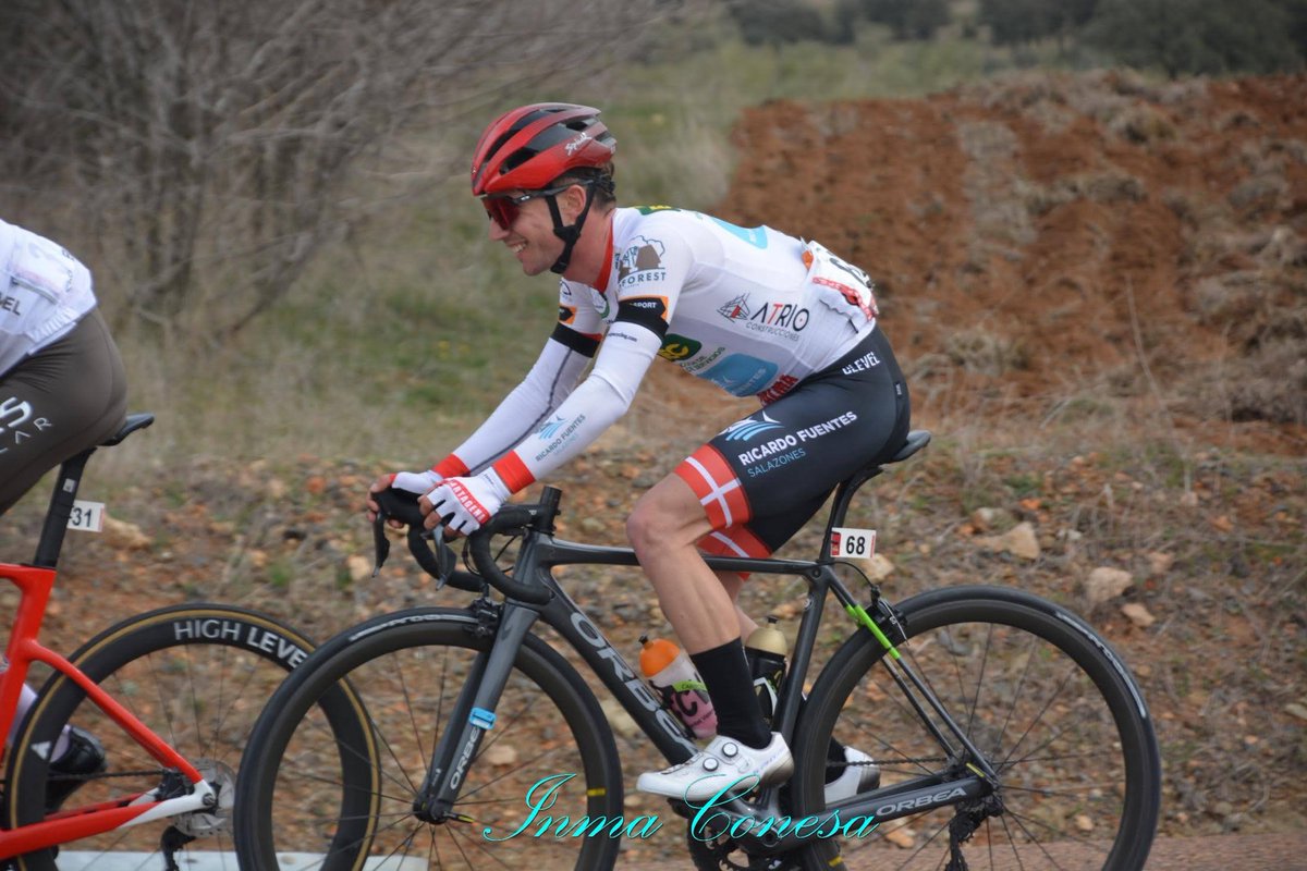 🏁 Finalizado un muy entretenido #MemorialSanroma23.

⛰️🥵 El alto de Huertezuelas se erigió como juez de la prueba, dejando en cabeza un reducido pelotón de unas 35 uds, con <a href="/villaverde_joel/">Joel Villaverde</a> entre ellos.

📊 En la resolución, Joel ha sido 22º en la etapa y 14º en General Final.
