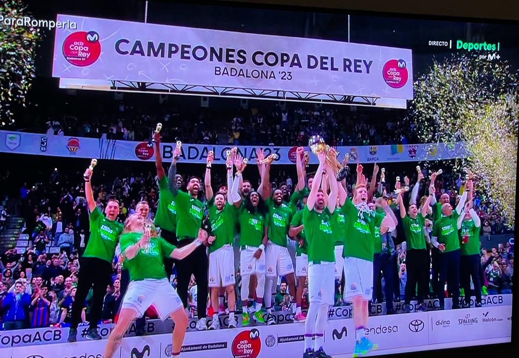 Campeones de la copa del rey @unicajaCB
Impresionante, impresionanteeeeeeeeeeeeeeeeeeeeeee.
Enhorabuena a todos, mención especial a @Javi_Guerra_Ar uno de los Fisioterapeutas del equipo y a la increíble afición de este equipazo.
Seguimos!
Muy feliz