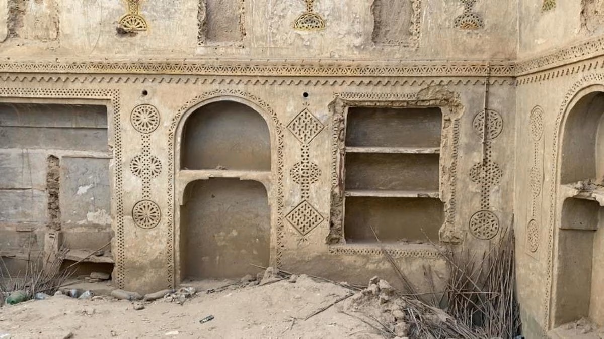 SaudisContext's tweet photo. الزخارف الجصّية:
تعبّر الزخارف الجصية المفرغة في تشكيل المسكن واضفاء جمالية للمكان عن الهوية التراثية للمباني الطينية في الأحساء بـ شرق المملكة.
وهي زخارف إسلامية مفرغة مستوحاة من حبة الهيل وبأشكال هندسية تميزت بنمط التكرار https://t.co/IgBxGDHWQC