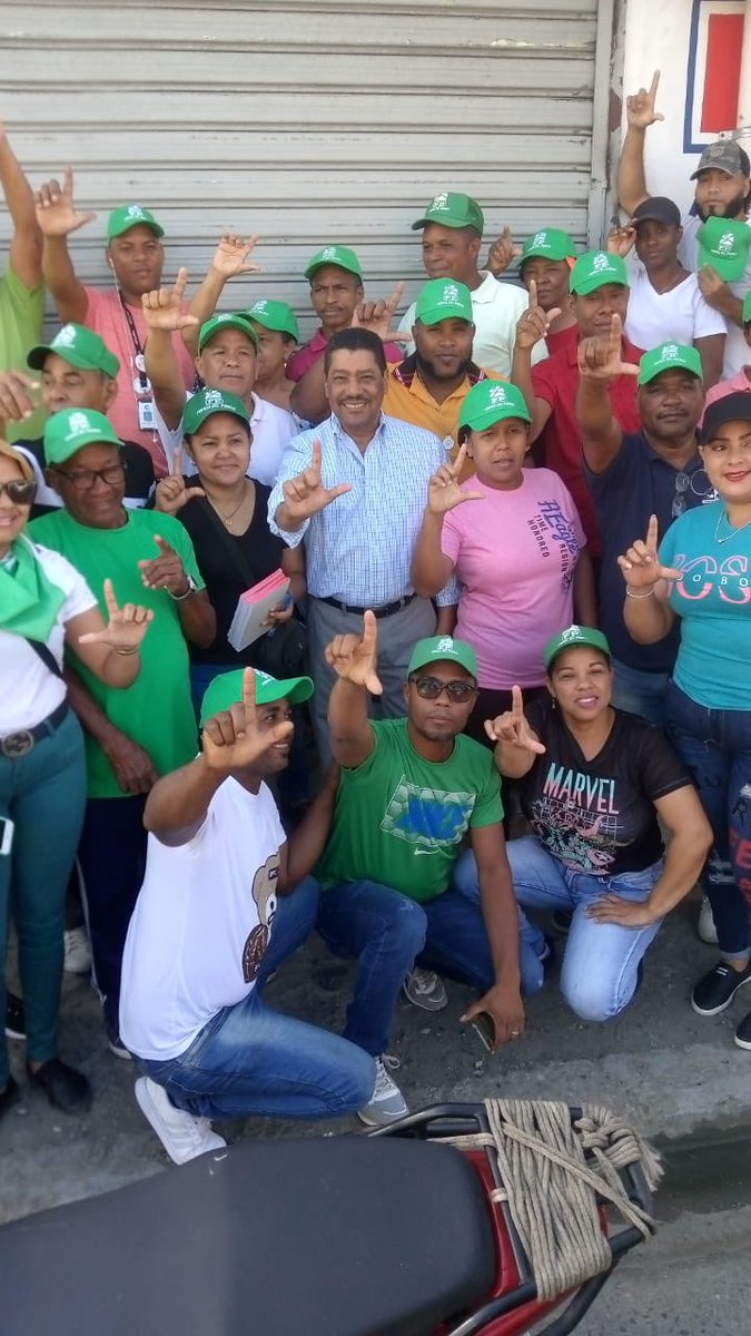 keylaReyna04's tweet image. #FuerzaDelPueblo con sus dirigentes en calles  la captación de nuevos afiliados 
#FPComunica #JornadaVerdeFP #AfialiateFP #FelizDomingoATodos @FPcomunica @LeonelFernandez #SeguimosCreciendo
