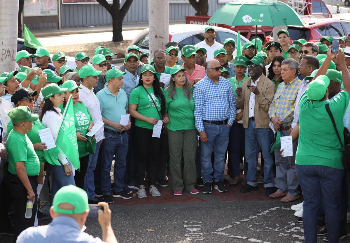 keylaReyna04's tweet image. #FuerzaDelPueblo con sus dirigentes en calles  la captación de nuevos afiliados 
#FPComunica #JornadaVerdeFP #AfialiateFP #FelizDomingoATodos @FPcomunica @LeonelFernandez #SeguimosCreciendo